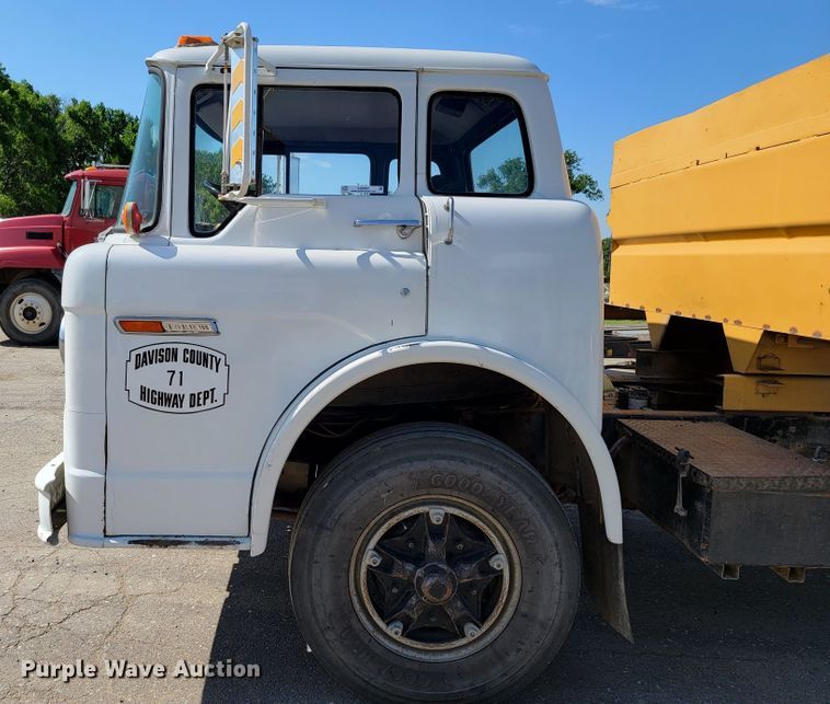 image for item KA9297 1983 Ford C700  dump truck