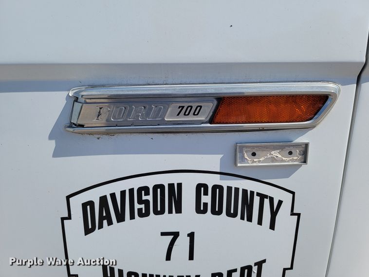 image for item KA9297 1983 Ford C700  dump truck