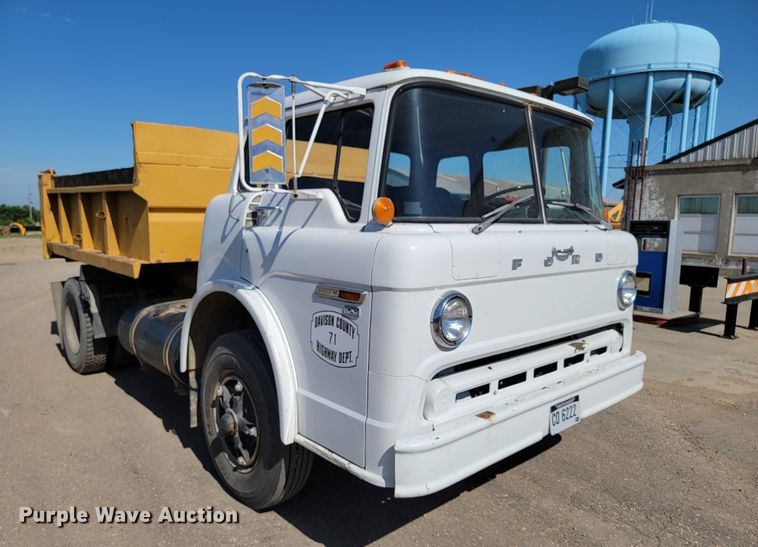 image for item KA9297 1983 Ford C700  dump truck