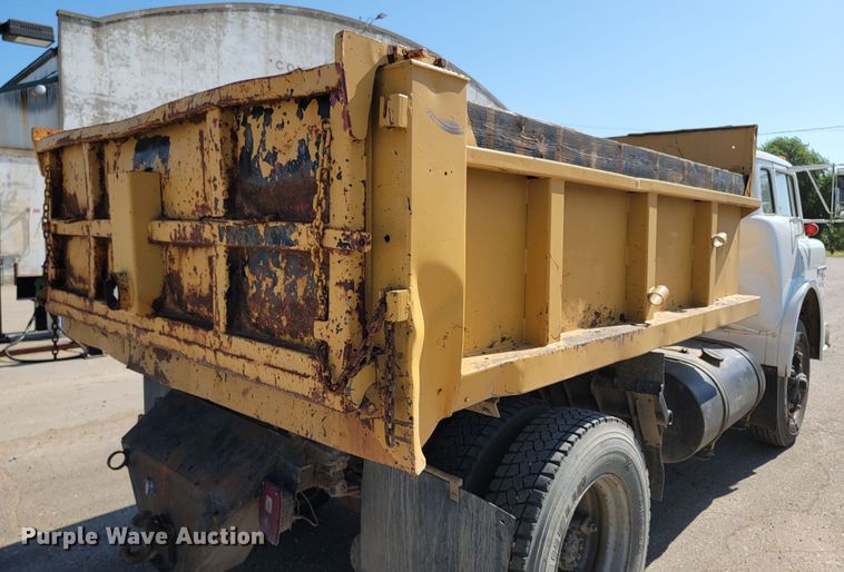 image for item KA9297 1983 Ford C700  dump truck