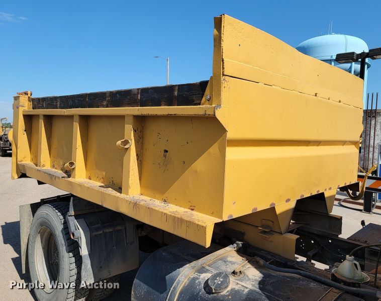image for item KA9297 1983 Ford C700  dump truck