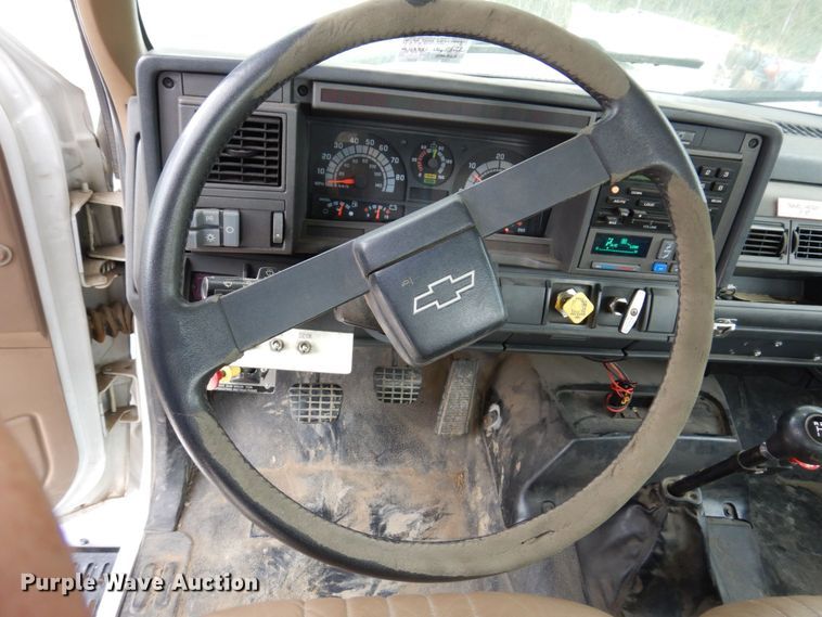 image for item KR9297 1998 Chevrolet C7500  digger derrick truck