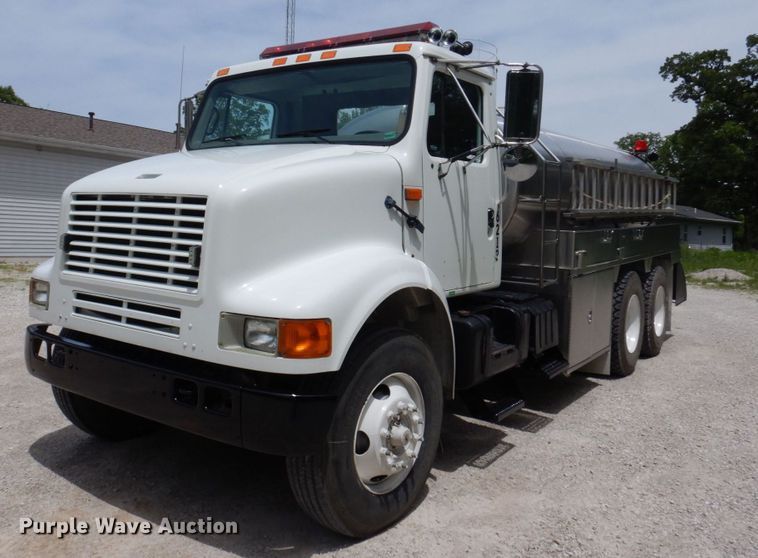 image for item KR9298 1995 International 8100  water truck