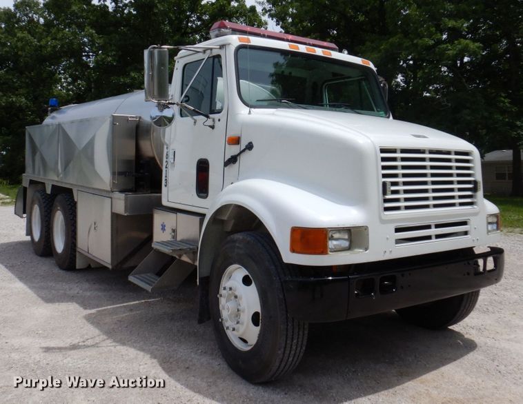 image for item KR9298 1995 International 8100  water truck