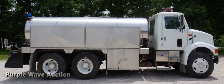 image for item KR9298 1995 International 8100  water truck