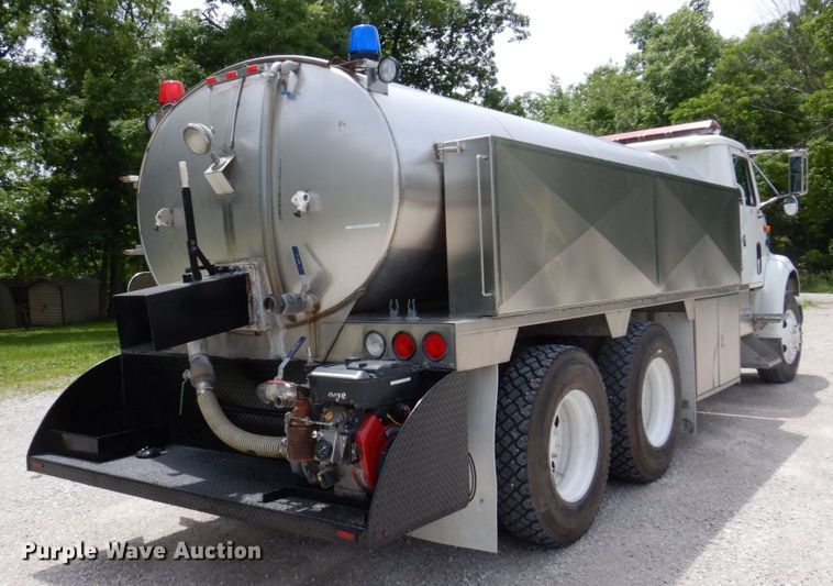 image for item KR9298 1995 International 8100  water truck