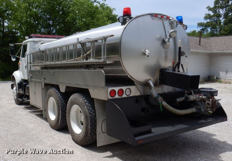 image for item KR9298 1995 International 8100  water truck