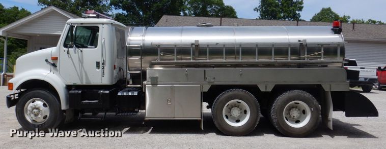 image for item KR9298 1995 International 8100  water truck