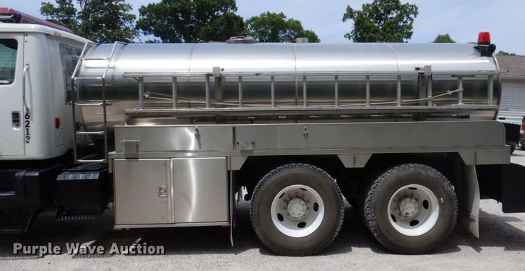 image for item KR9298 1995 International 8100  water truck