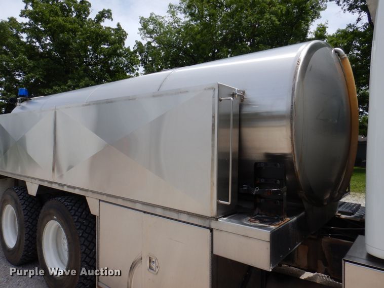 image for item KR9298 1995 International 8100  water truck