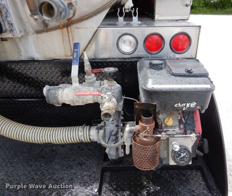 image for item KR9298 1995 International 8100  water truck