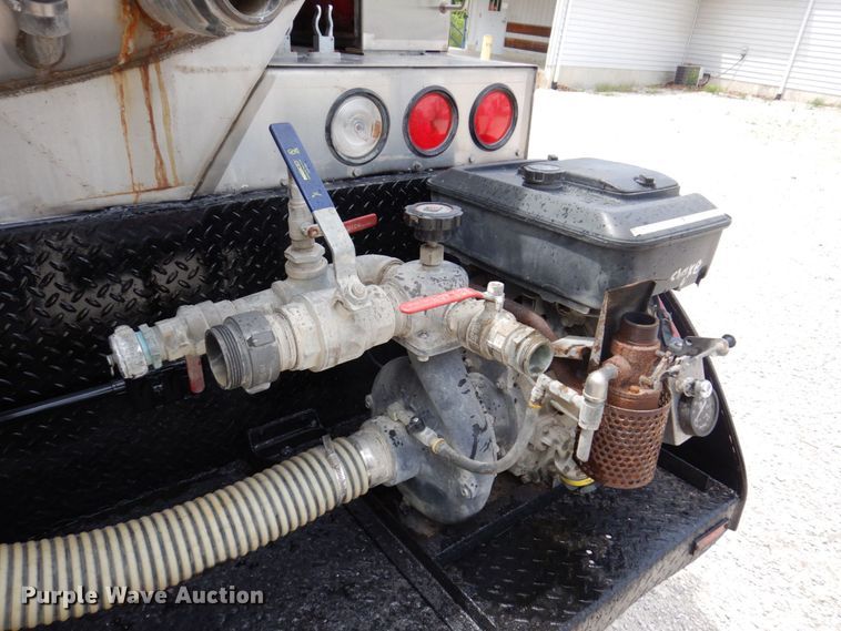 image for item KR9298 1995 International 8100  water truck