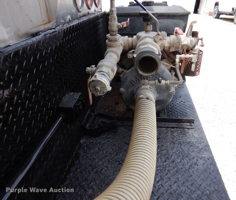 image for item KR9298 1995 International 8100  water truck