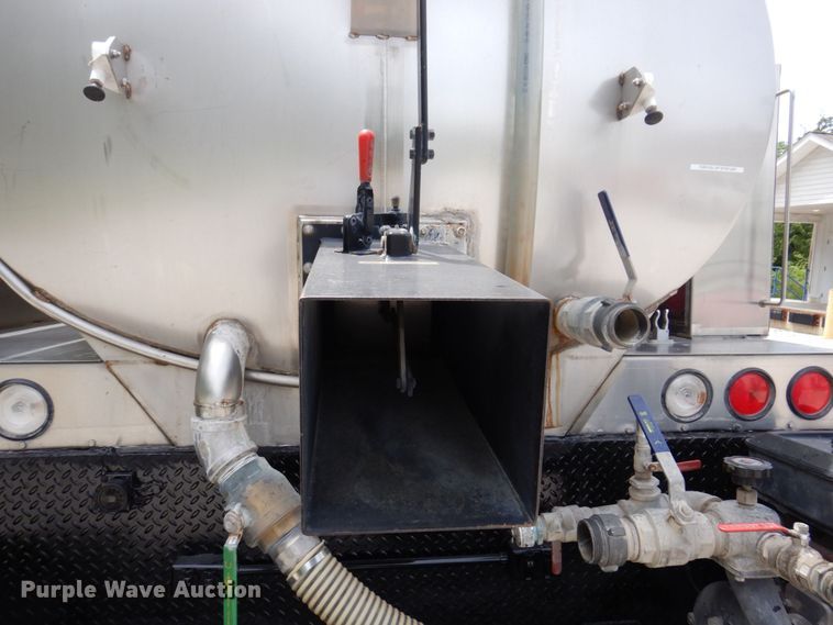 image for item KR9298 1995 International 8100  water truck