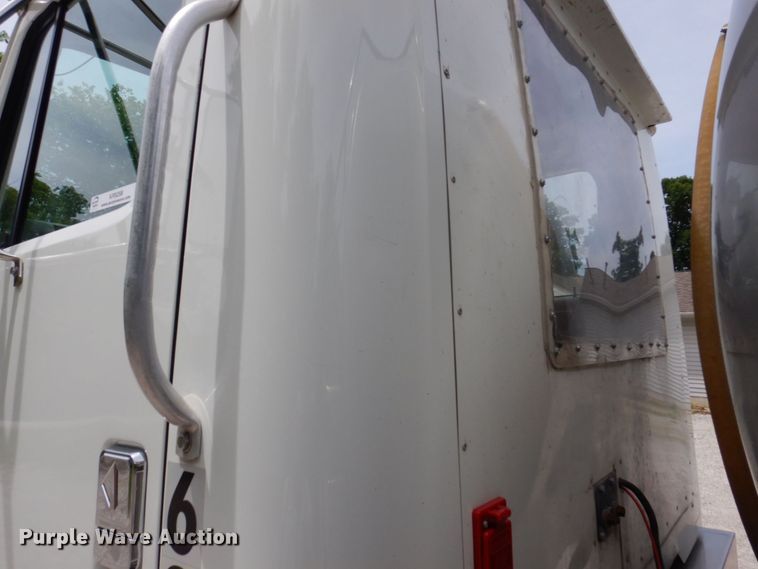 image for item KR9298 1995 International 8100  water truck