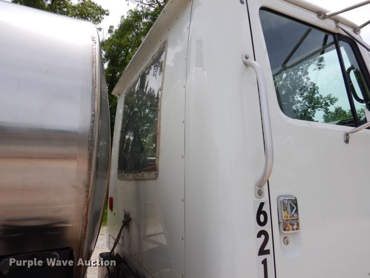 image for item KR9298 1995 International 8100  water truck