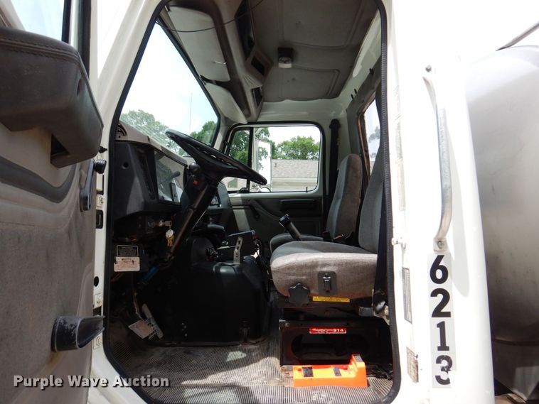 image for item KR9298 1995 International 8100  water truck