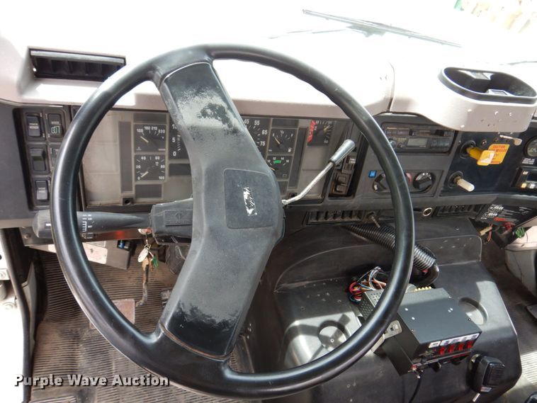 image for item KR9298 1995 International 8100  water truck