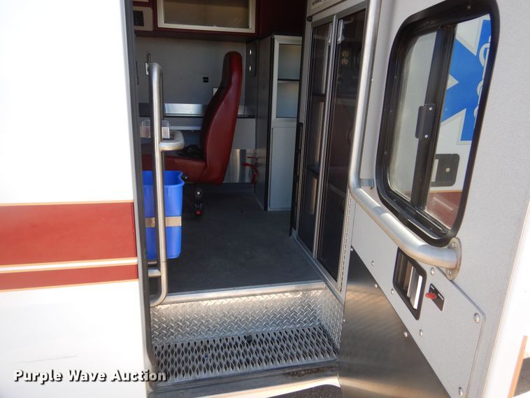 image for item KS9907 2001 Ford E450 Super Duty  ambulance