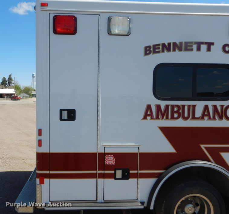 image for item KS9907 2001 Ford E450 Super Duty  ambulance
