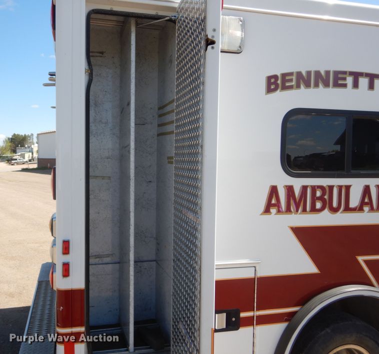 image for item KS9907 2001 Ford E450 Super Duty  ambulance
