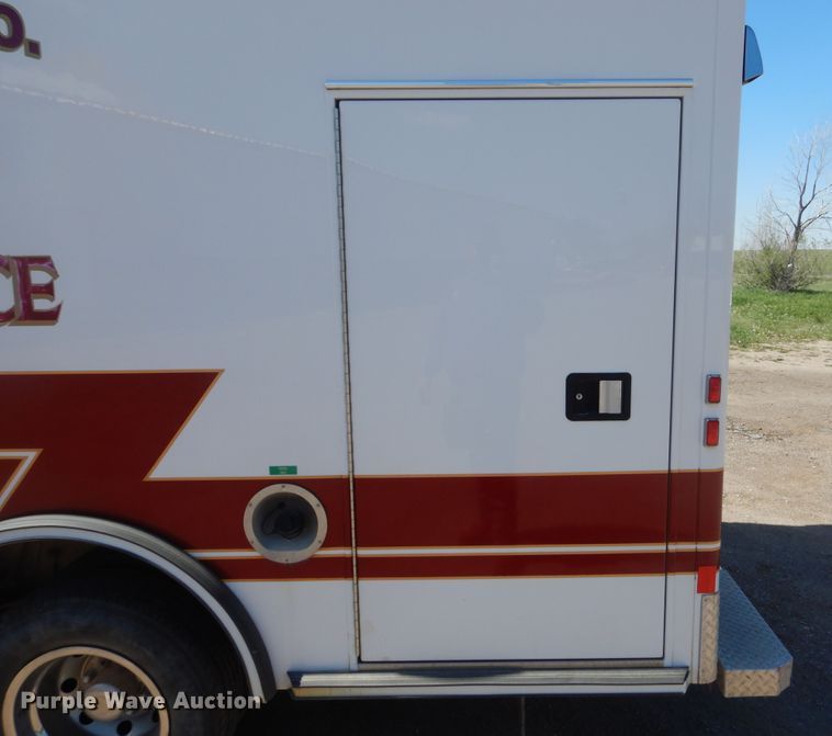 image for item KS9907 2001 Ford E450 Super Duty  ambulance