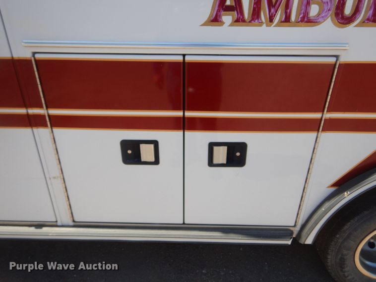 image for item KS9907 2001 Ford E450 Super Duty  ambulance