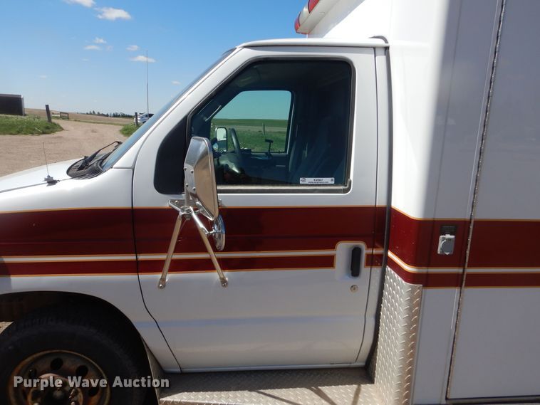 image for item KS9907 2001 Ford E450 Super Duty  ambulance