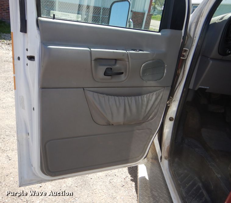 image for item KS9907 2001 Ford E450 Super Duty  ambulance