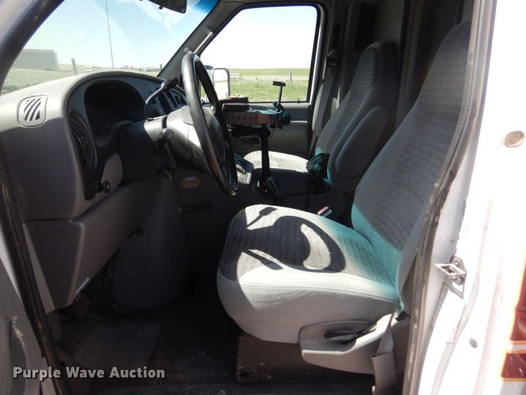 image for item KS9907 2001 Ford E450 Super Duty  ambulance