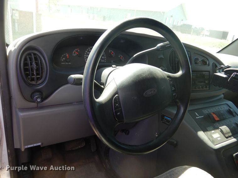 image for item KS9907 2001 Ford E450 Super Duty  ambulance