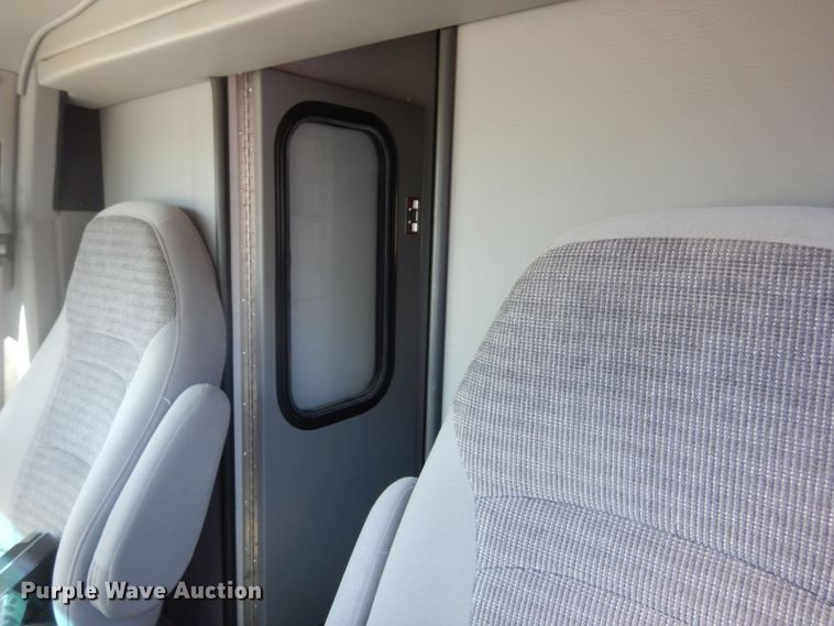 image for item KS9907 2001 Ford E450 Super Duty  ambulance