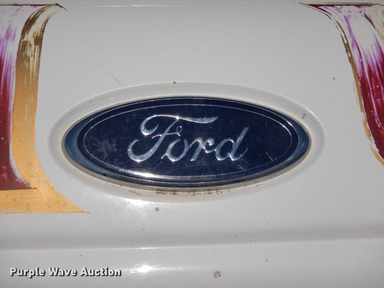 image for item KS9907 2001 Ford E450 Super Duty  ambulance