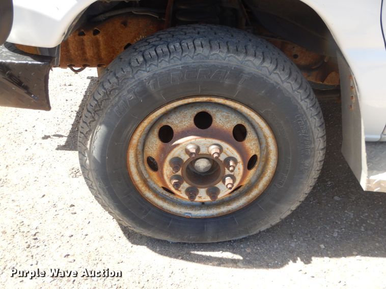 image for item KS9907 2001 Ford E450 Super Duty  ambulance