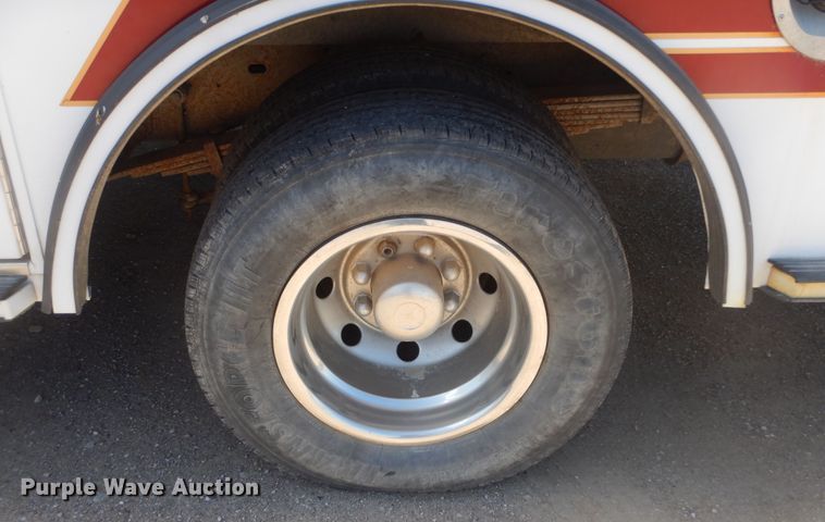 image for item KS9907 2001 Ford E450 Super Duty  ambulance