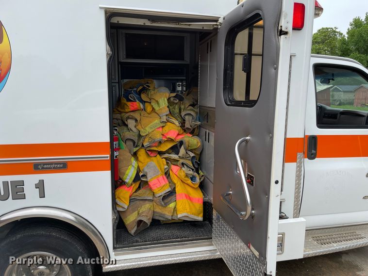 image for item LF9008 2000 Chevrolet Express 3500  ambulance