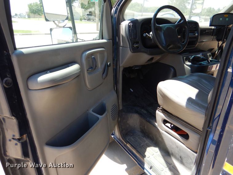 image for item LP9359 2000 GMC G3500  shuttle bus