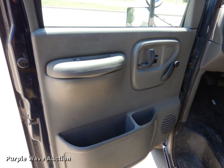 image for item LP9359 2000 GMC G3500  shuttle bus