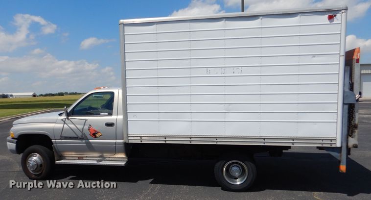 image for item LS9267 1999 Dodge Ram 3500  box truck