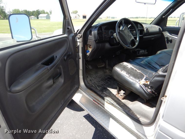 image for item LS9267 1999 Dodge Ram 3500  box truck