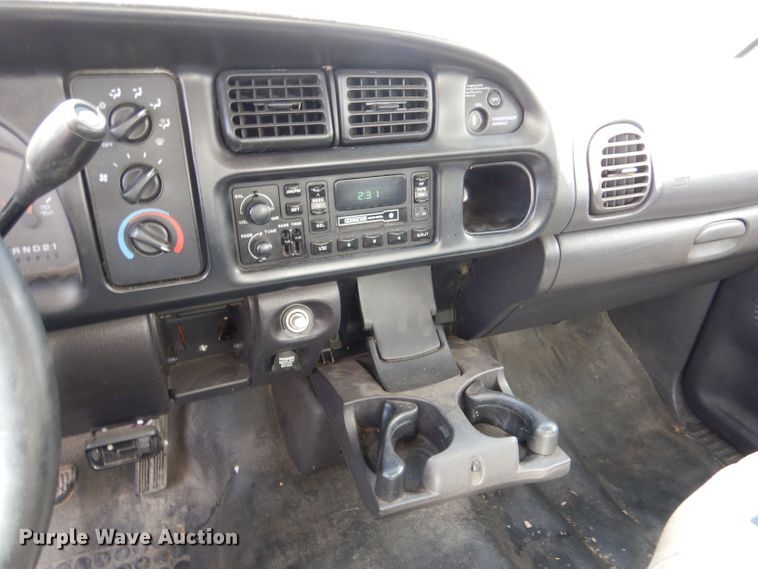 image for item LS9267 1999 Dodge Ram 3500  box truck