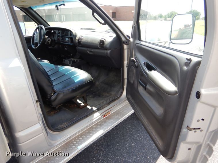 image for item LS9267 1999 Dodge Ram 3500  box truck