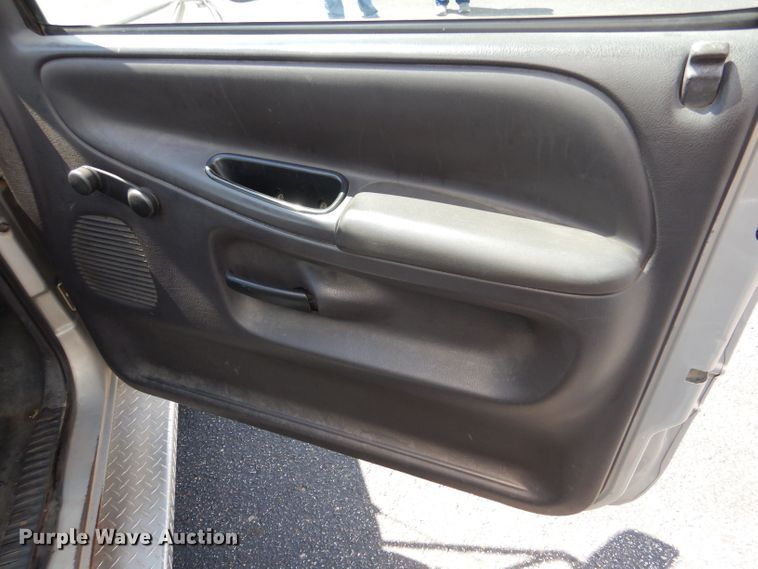 image for item LS9267 1999 Dodge Ram 3500  box truck