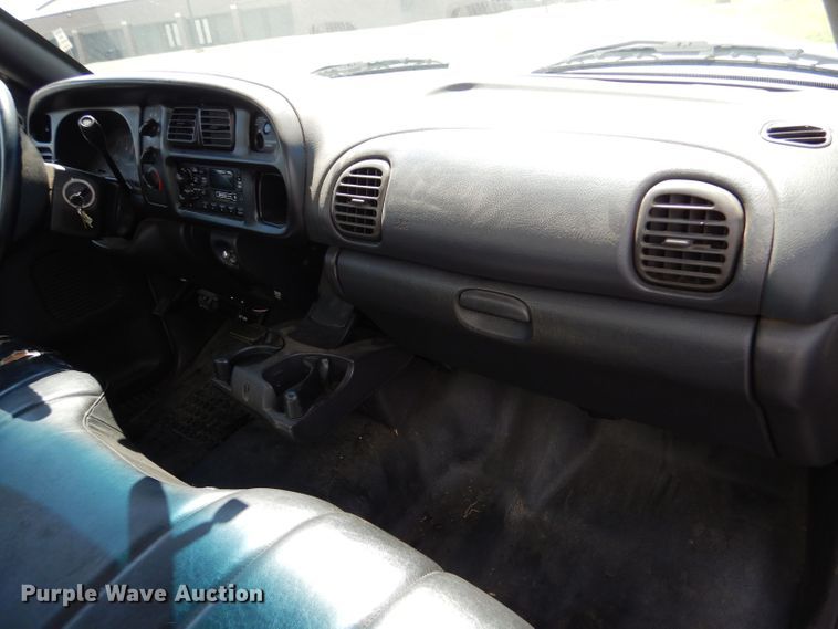 image for item LS9267 1999 Dodge Ram 3500  box truck