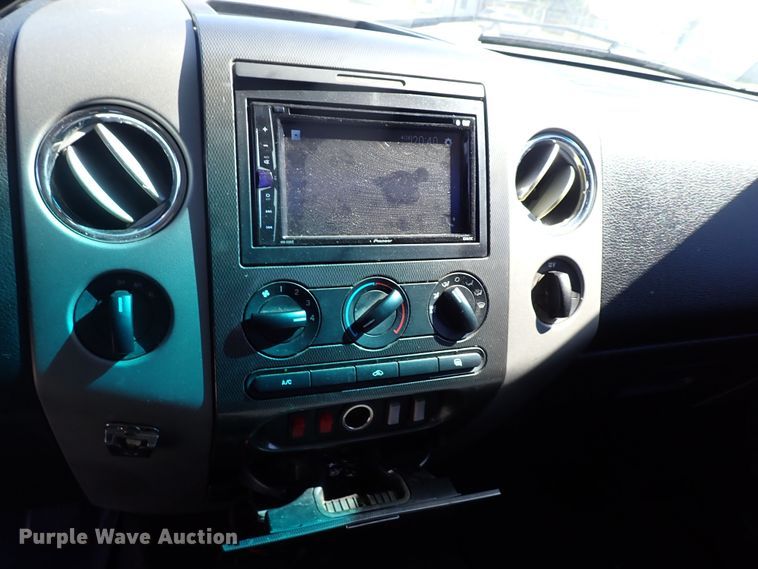 image for item LU9042 2004 Ford F150  SuperCab pickup truck