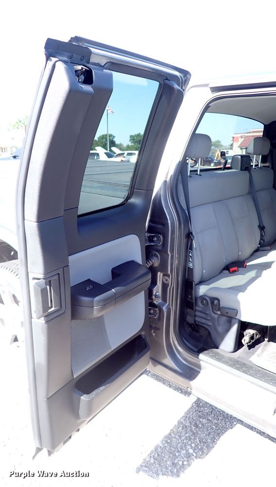 image for item LU9042 2004 Ford F150  SuperCab pickup truck