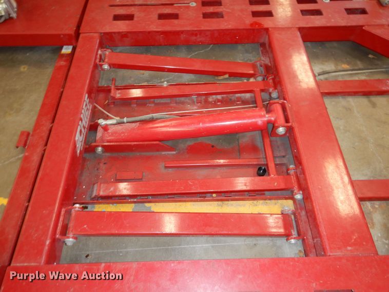 image for item MD9162 2008 Chief Streamliner  automotive lift