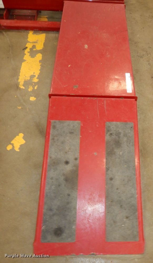 image for item MD9162 2008 Chief Streamliner  automotive lift