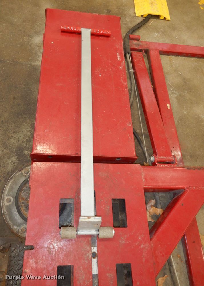 image for item MD9162 2008 Chief Streamliner  automotive lift