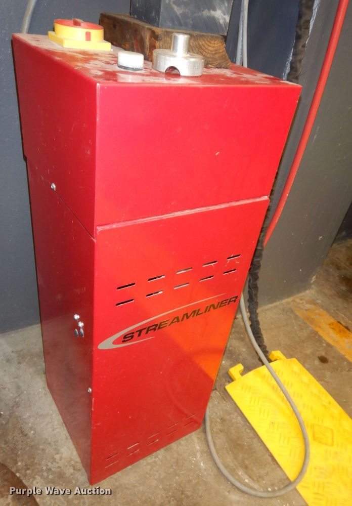 image for item MD9162 2008 Chief Streamliner  automotive lift